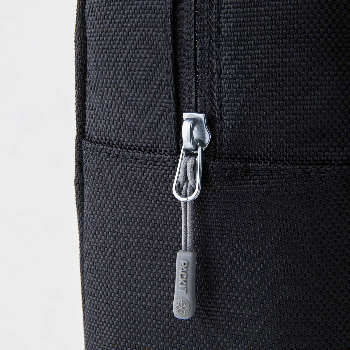 freezable-wine-carrier-q9 freezable-wine-carrier-black-ecofreeze-plus-zoom-zipper-pull.jpg